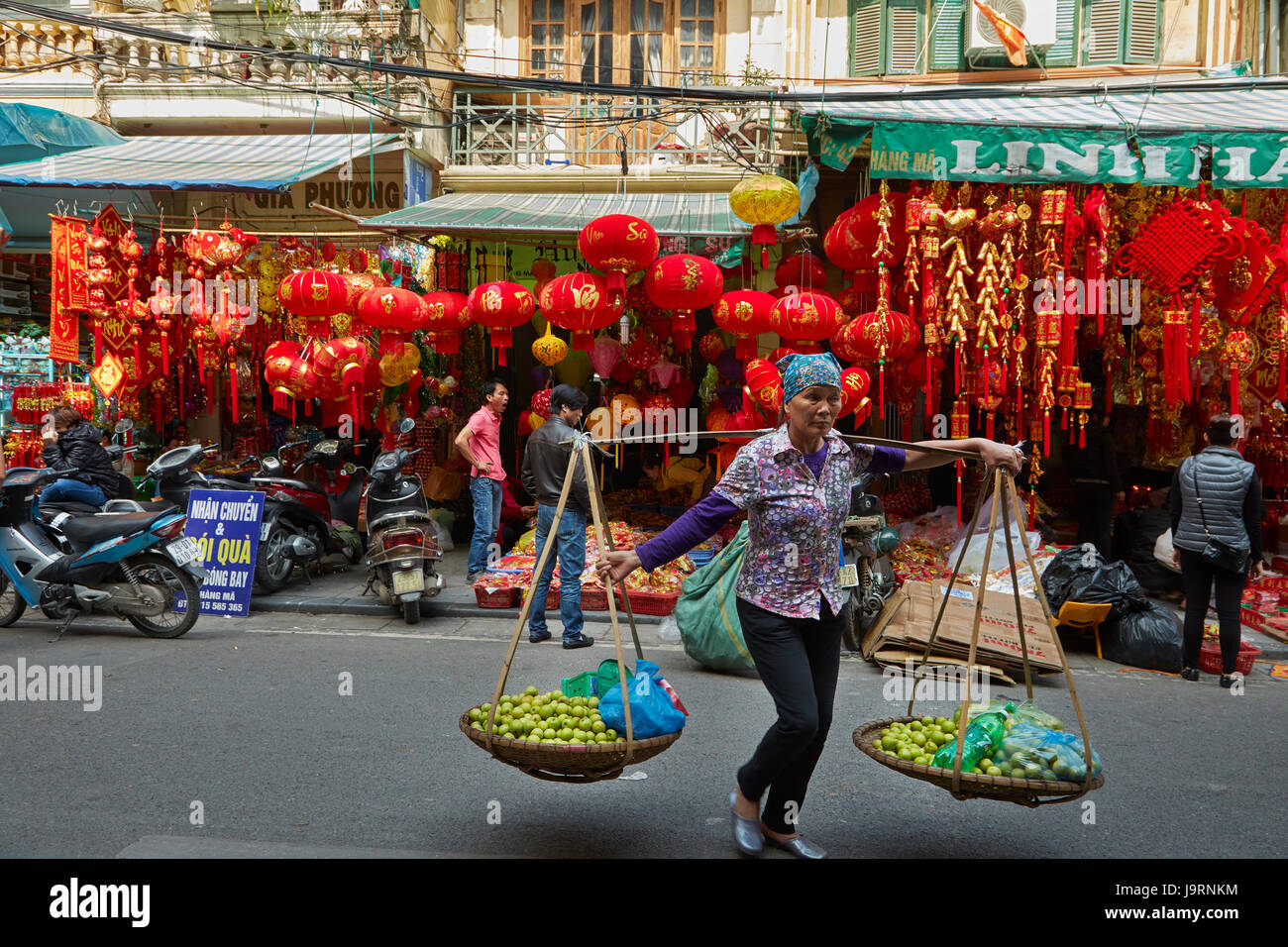 Street vendor and lantern shops, Old Quarter, Hanoi, Vietnam Stock Photo