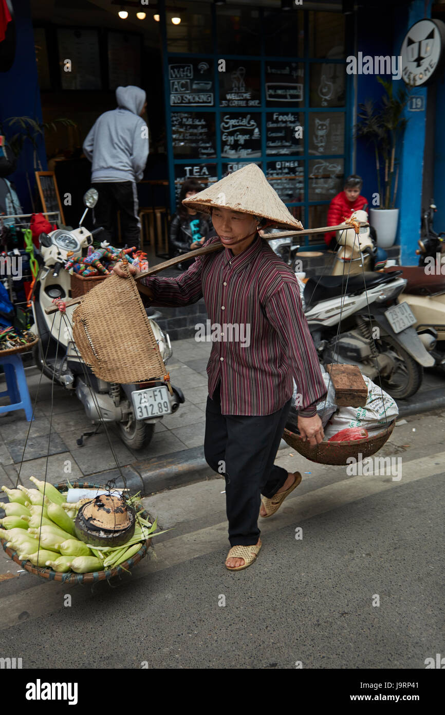 Street vendor, Old Quarter, Hanoi, Vietnam Stock Photo