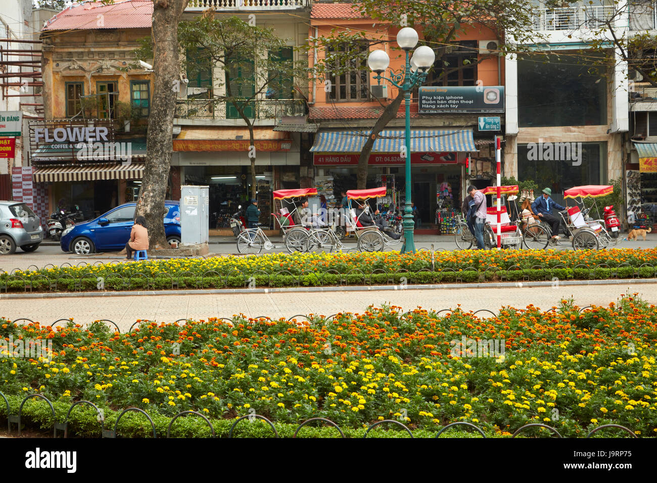Flowers, rickshaws, and shops, Old Quarter, Hanoi, Vietnam Stock Photo