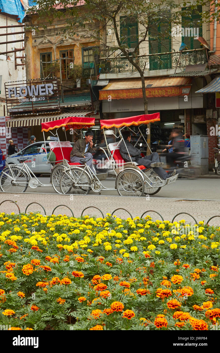 Flowers, rickshaws, and shops, Old Quarter, Hanoi, Vietnam Stock Photo