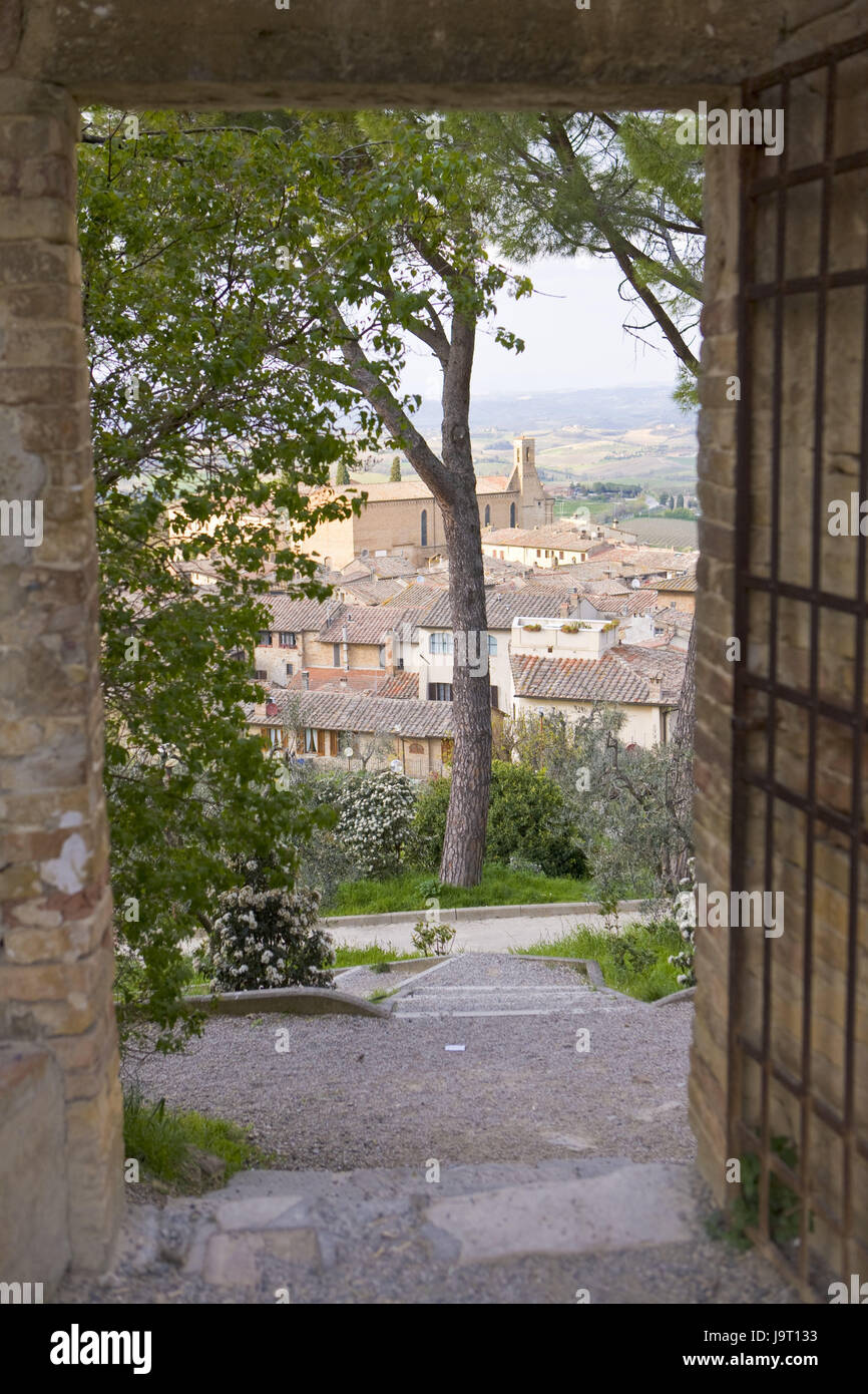 Italy,Tuscany,San Gimignano,defensive wall,door,view Old Town,Europe,town,town view,stone defensive wall,city wall,old,historically,architecture,UNESCO-world cultural heritage,passage,gate,input,access,grid gate,openly,tree,way,nobody,view,,view,BT, Stock Photo