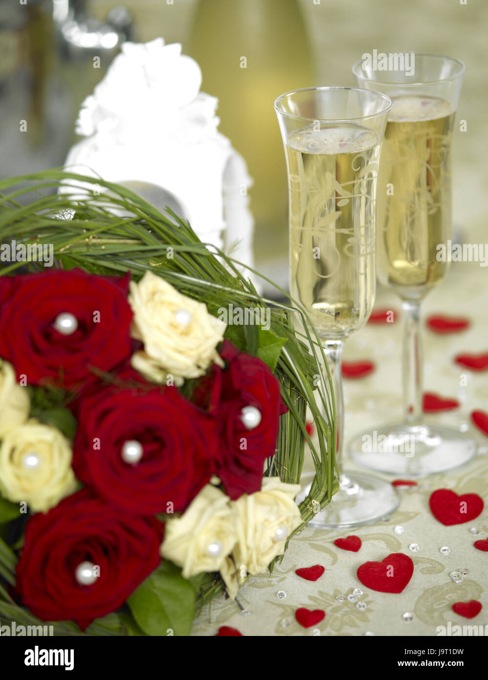 Red roses glasses champagne hi-res stock photography and images - Alamy