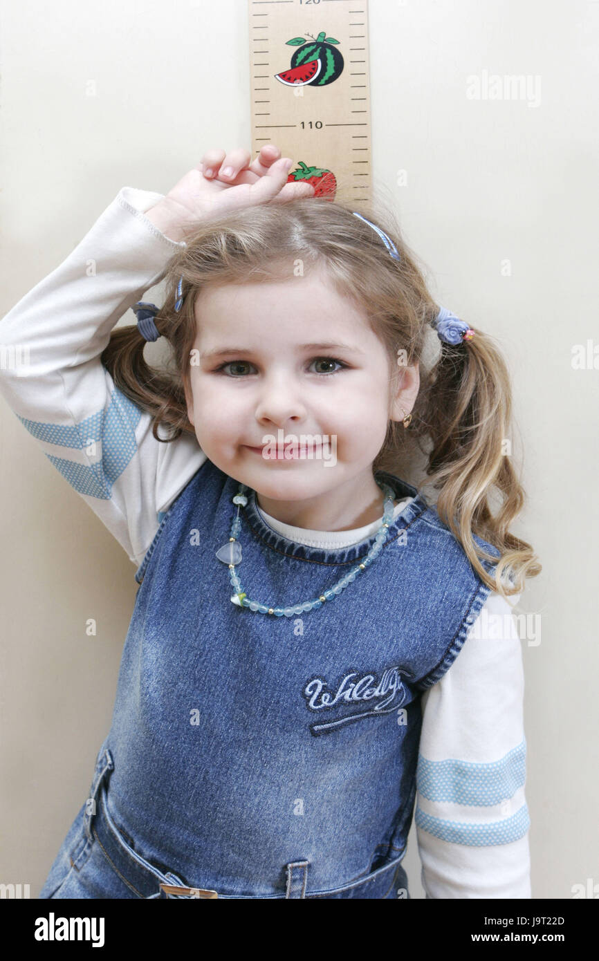 Child height measure hires stock photography and images Alamy