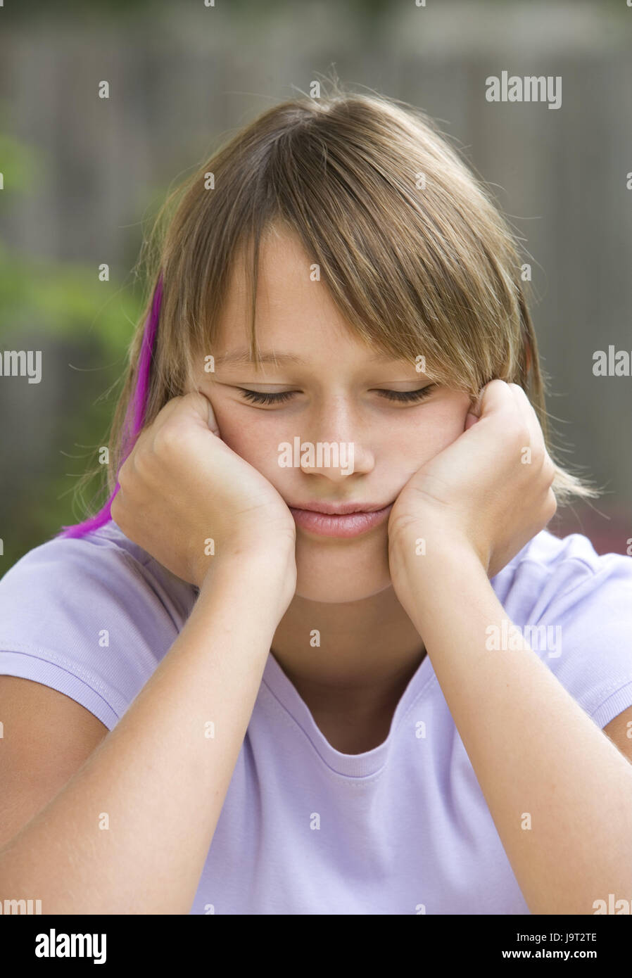 Girls,abgesützt,eyes closed,outside,young persons,teenagers,summer,added support,summery,young,brown-haired,strand,T-shirt,sleep,overfatigue,tiredly,exhausts,overtires, Stock Photo