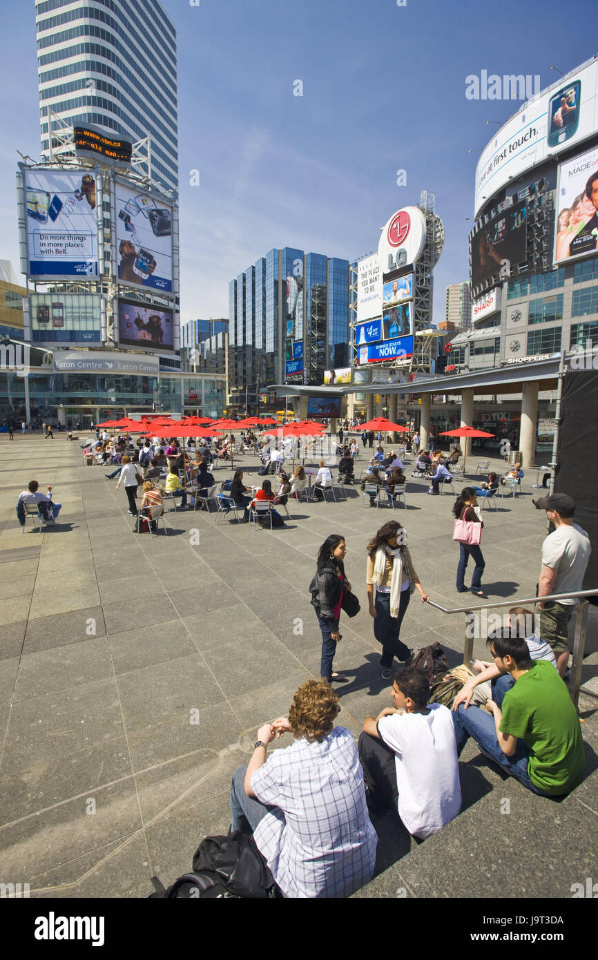 Canada,Ontario,Toronto,square,'Yonge-Dundas Square',street  bar,guests,summer,North America,town,centre,city centre,contact point,city  centre,person,bar,cafe,street  cafe,houses,buildings,shops,facades,advertisement,advertisement,brightly,display  screens ...