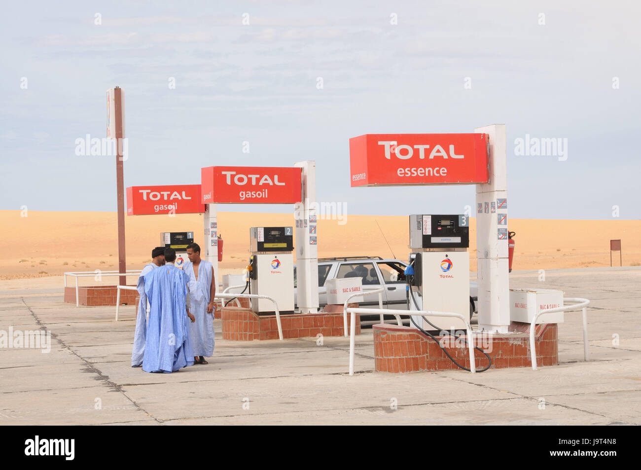 Mauritania,desert,Sahara,filling station,petrol pumps,men,fuel,no model with release,with person,locals,bedouins,progress,vehicle,car,outside,three, Stock Photo