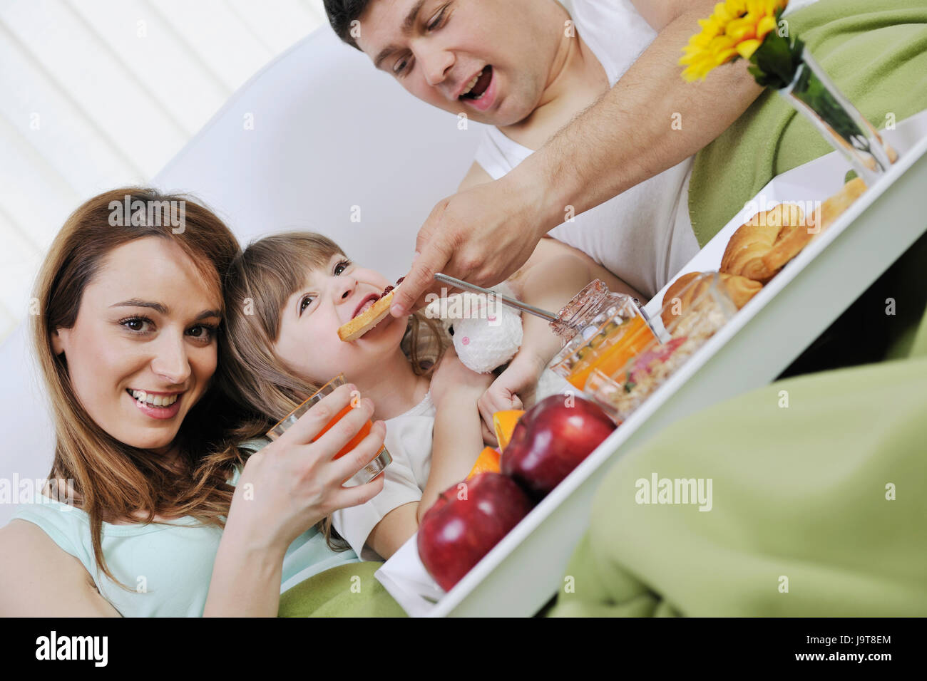 Семейная фотосессия. Утром молодая семья. Утром молодая семья. Шведская семья в постели. Семья в постели.