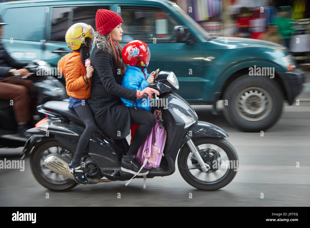 Mother and children on scooter, Old Quarter, Hanoi, Vietnam Photo - Alamy