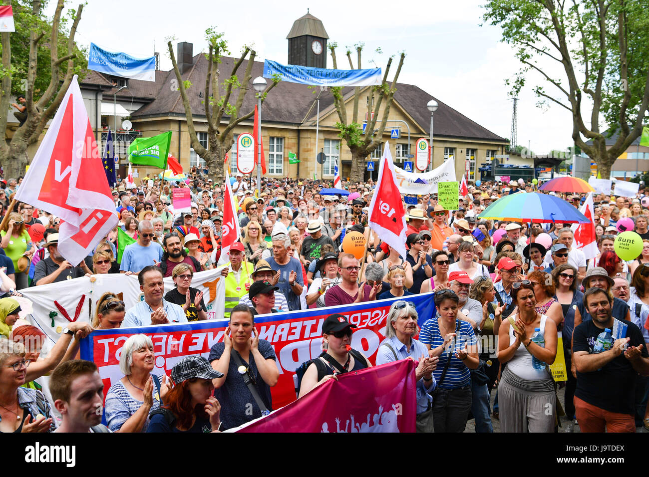 Karlsruhe, Germany. 3rd June, 2017. People participate in a counter demonstration against a demonstration of right-wing extremists in Karlsruhe, Germany, 3 June 2017. The rightist party 'Die Rechte' called out for the 'Tag der deutschen Zukunft' (lit. 'Day of German future'). More than 6,000 participants are expected at multiple counter-demonstrations. Photo: Uwe Anspach/dpa/Alamy Live News Stock Photo