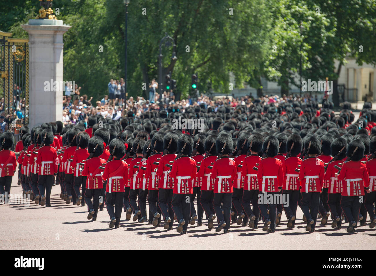 The Mall, London, UK. 3rd June, 2017. The penultimate rehearsal for the Queen’s Birthday Parade, The Major General’s Review takes place in hot sun and clear blue skies. Guardsmen of the 1st Battalion Irish Guards march to Wellington Barracks at the end of the ceremony. Credit: Malcolm Park editorial/Alamy Live News. Stock Photo