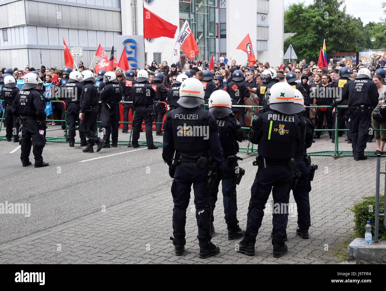 Karlsruhe, Germany. 3rd June, 2017. Policemen seperate a leftist protest and a rightist demonstration in the district of Durlach in in Karlsruhe, Germany, 3 June 2017. The rightist party 'Die Rechte' called out for the 'Tag der deutschen Zukunft' (lit. 'Day of German future'). More than 6,000 participants are expected at multiple counter-demonstrations. Photo: Uli Deck/dpa/Alamy Live News Stock Photo