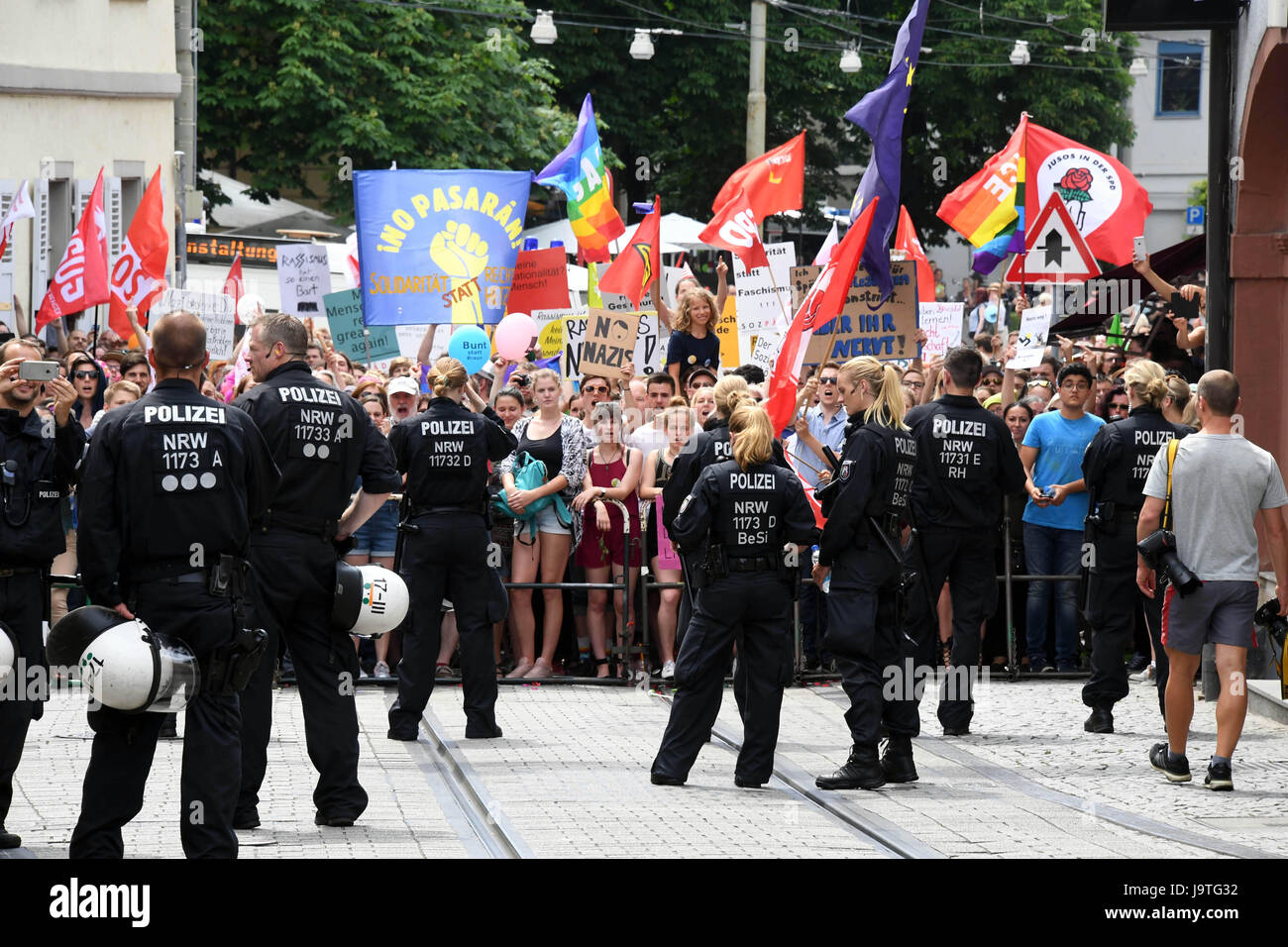 Karlsruhe, Germany. 3rd June, 2017. People participate in a counter demonstration against a demonstration of right-wing extremists in Karlsruhe, Germany, 3 June 2017. The rightist party 'Die Rechte' called out for the 'Tag der deutschen Zukunft' (lit. 'Day of German future'). More than 6,000 participants are expected at multiple counter-demonstrations. Photo: Uli Deck/dpa/Alamy Live News Stock Photo