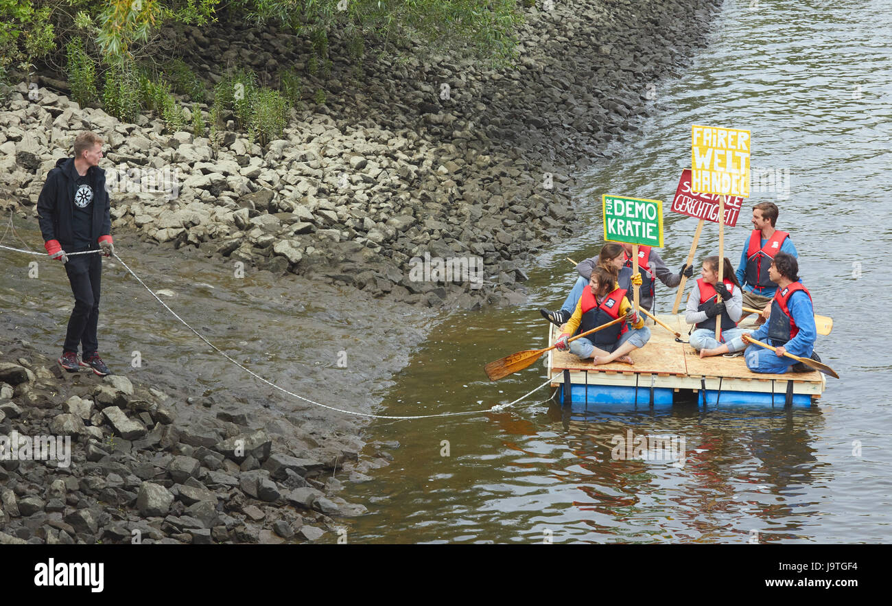 Hamburg, Germany. 03rd June, 2017. Activists test a raft built out ouf recycling materials and hold up banners reading 'Fairer Welthandel' (lit. fair world trade), 'Fuer soziale Gerechtigkeit' (lit. for social justice) and 'Fuer Demokratie' (lit. for democracy) at the harbour in Hamburg, Germany, 03 June 2017. Various rafts shall sail at a boat protest on the Binnenalster during the G20 protest wave. Photo: Georg Wendt/dpa/Alamy Live News Stock Photo