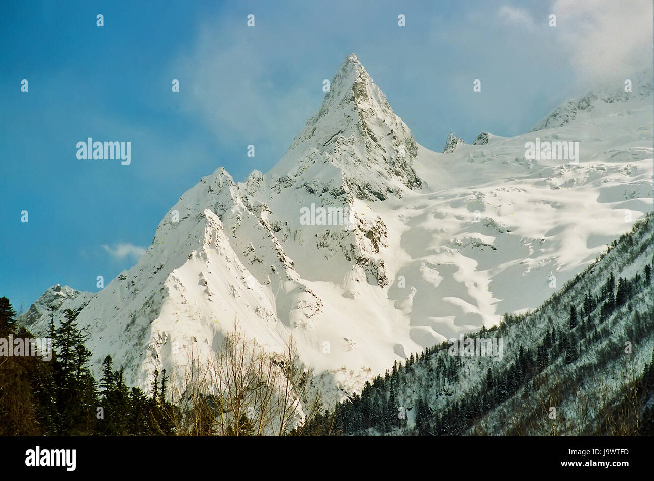 Гора пик инэ домбай. Джугутурлучат. Пик инэ домбай. Гора пик инэ. Гора инэ домбай.