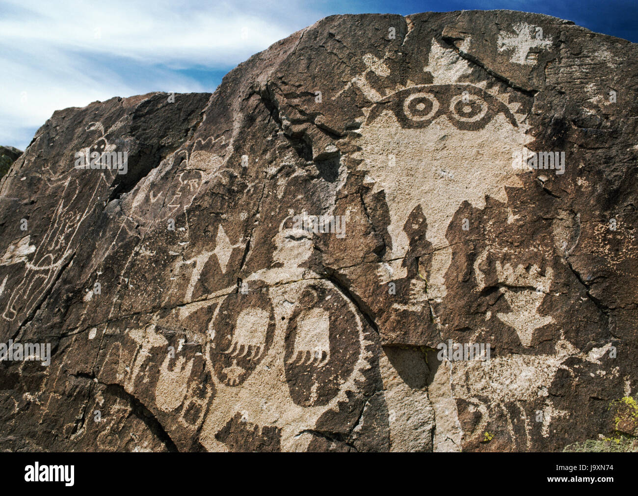 Pueblo ceremonial figures carved on Comanche Gap volcanic dyke, Galisteo Basin, New Mexico, USA. Rio Grande Style shield warriors, c AD1325-AD1680. Stock Photo