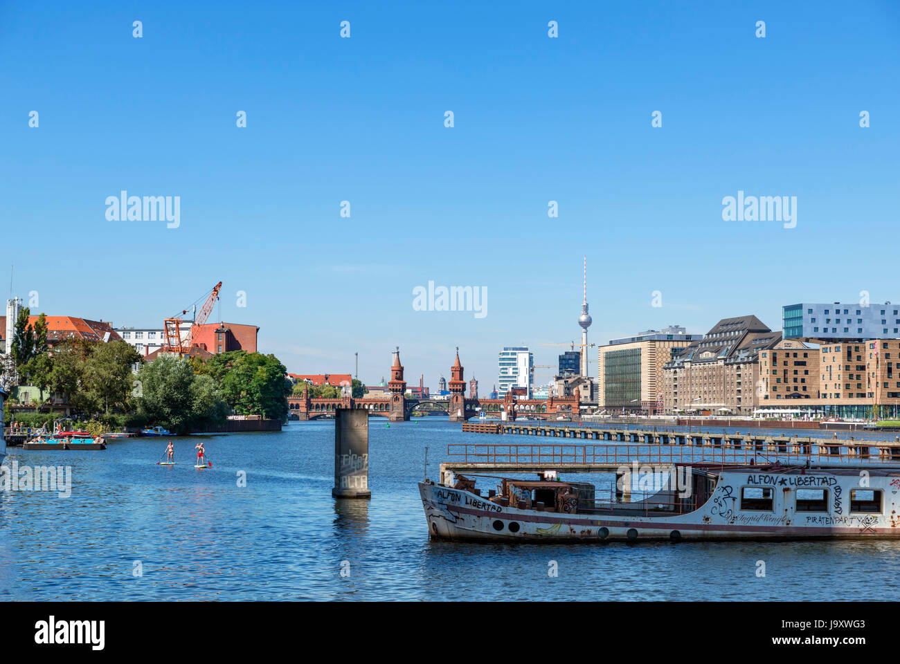 The Spree River looking towards the Oberbaum Bridge with the Badeschiff floating swimming pool to the left, Berlin, Germany Stock Photo