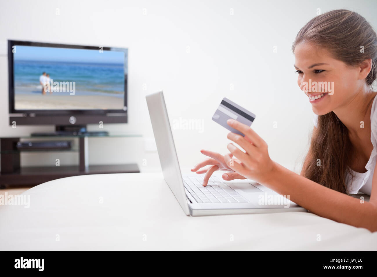 Девушка с банковской картой в офисе. Показ квартиры. Медиа фотосток. Consider using s. Интернет маркетинг девушка.