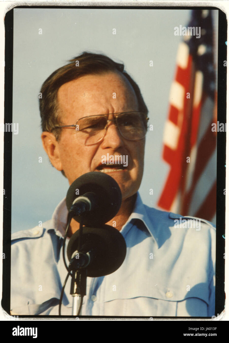 President George H. W. Bush speaks to Marines and sailors during a Thanksgiving Day visit to the troops during OPERATION DESERT SHIELD, Saudi Arabia, 11/22/1990 Stock Photo