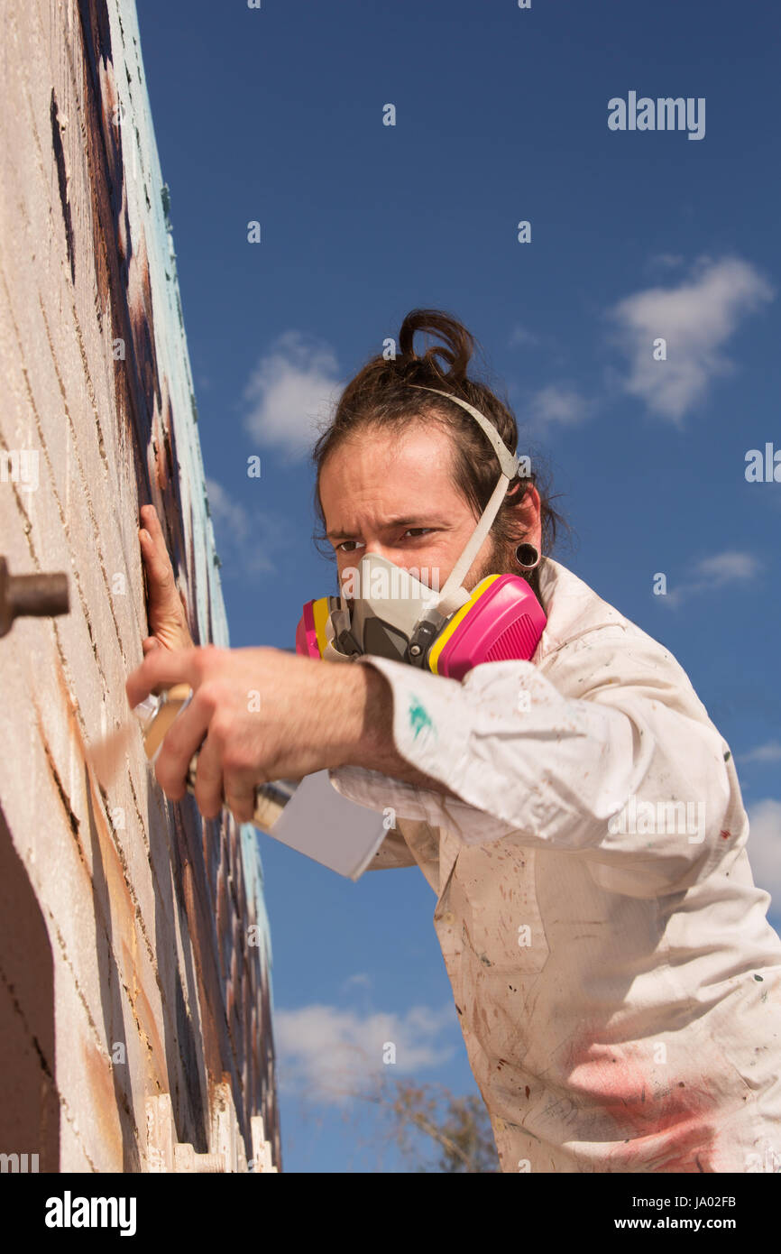 White man holding can spray paint hi-res stock photography and images ...