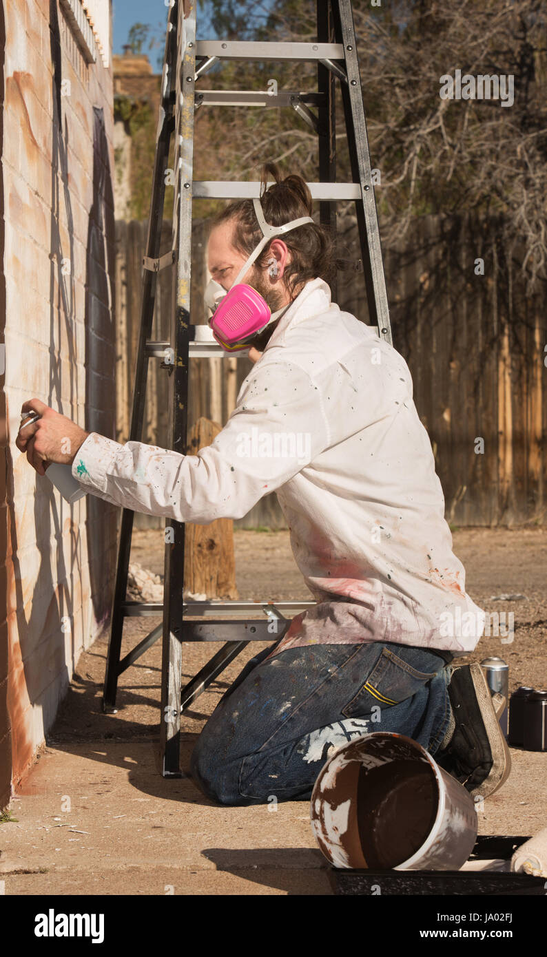 White man holding can spray paint hi-res stock photography and images ...