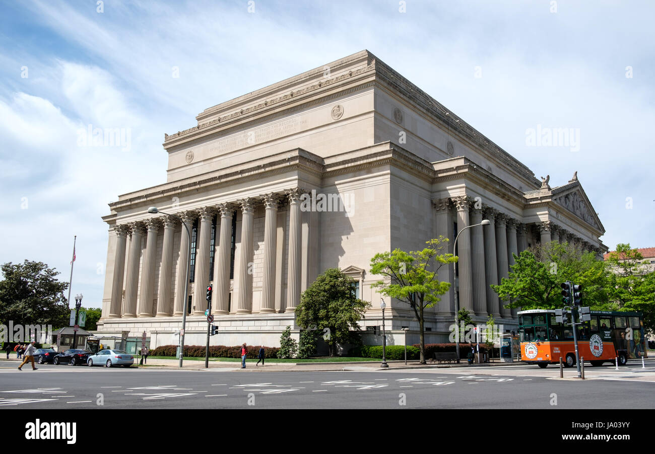 National Archives of the United States of America, Constitution Avenue