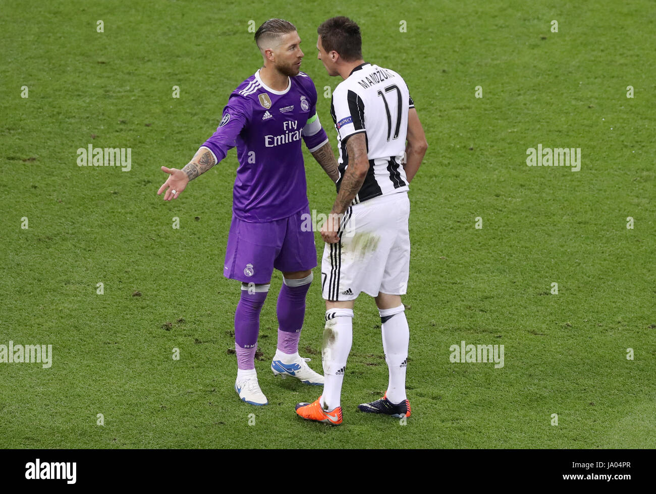 Real Madrid's Sergio Ramos and Juventus' Mario Mandzukic have words during  the UEFA Champions League Final at the National Stadium, Cardiff Stock  Photo - Alamy