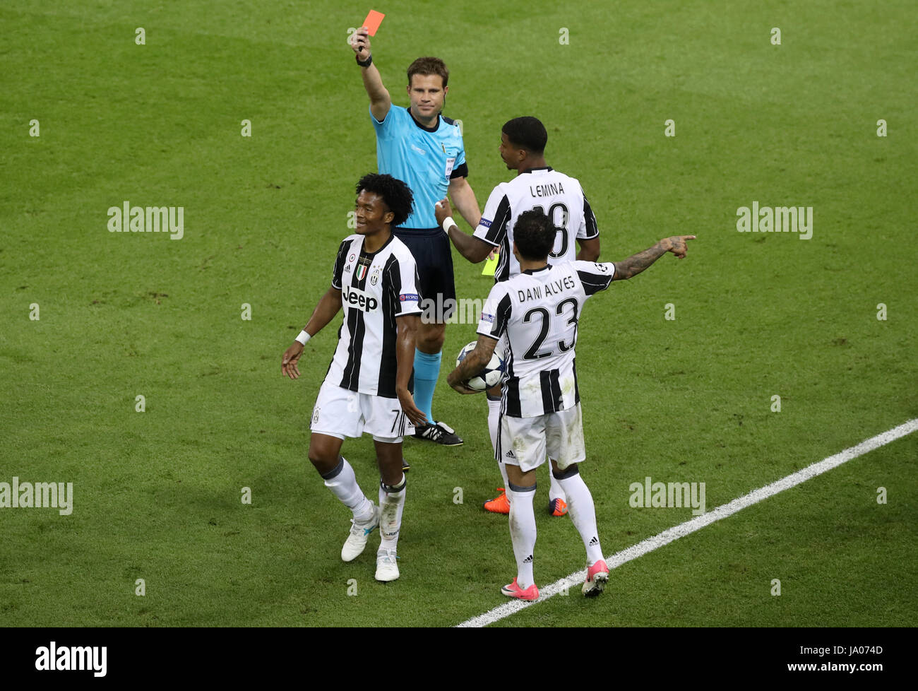 Juventus' Juan Cuadrado is shown a red card during the UEFA Champions  League Final at the National Stadium, Cardiff Stock Photo - Alamy