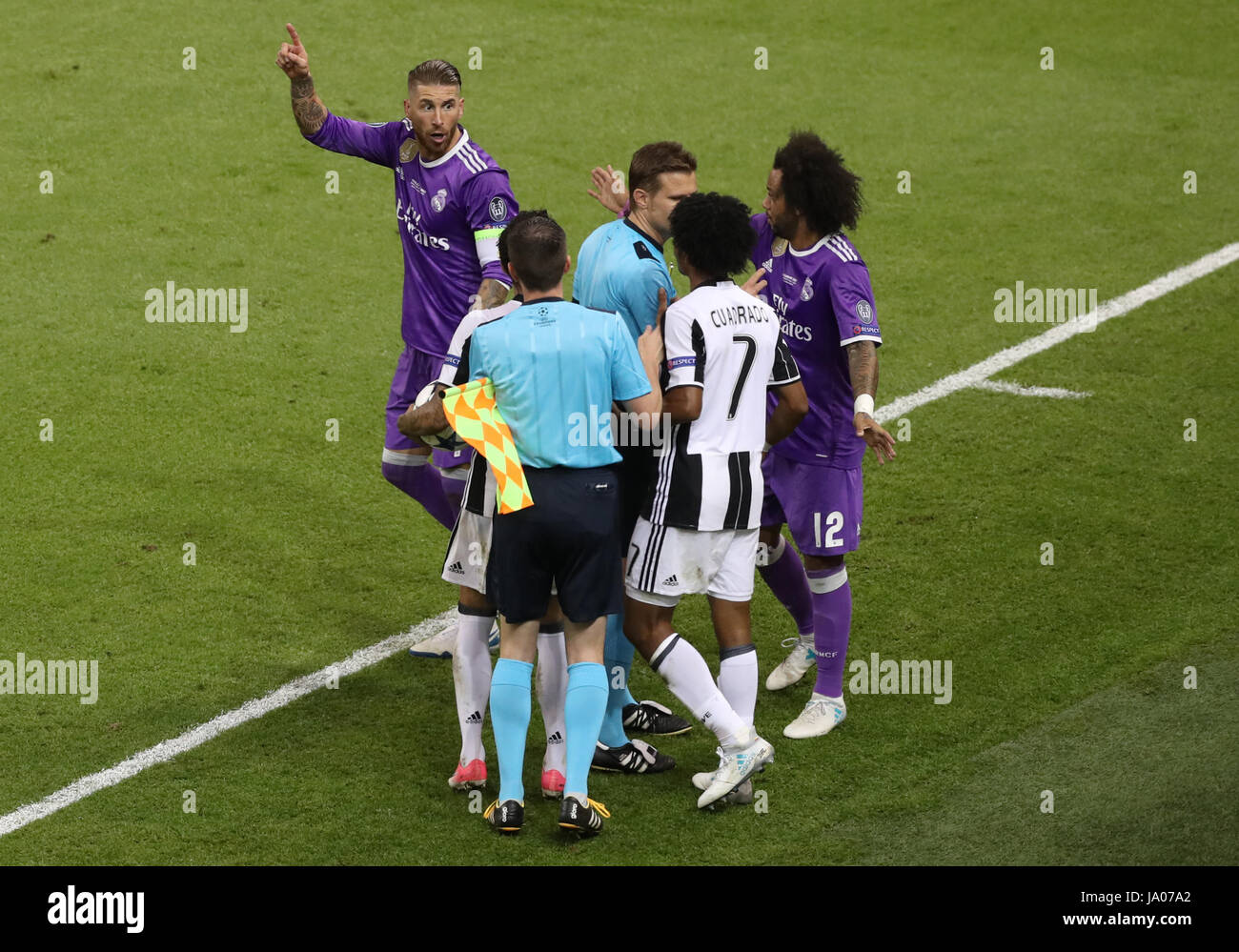 Lad os gøre det Konkret Demon Play Juventus' Juan Cuadrado has words with Real Madrid's Sergio Ramos after he  is shown a red card during the UEFA Champions League Final at the National  Stadium, Cardiff Stock Photo - Alamy