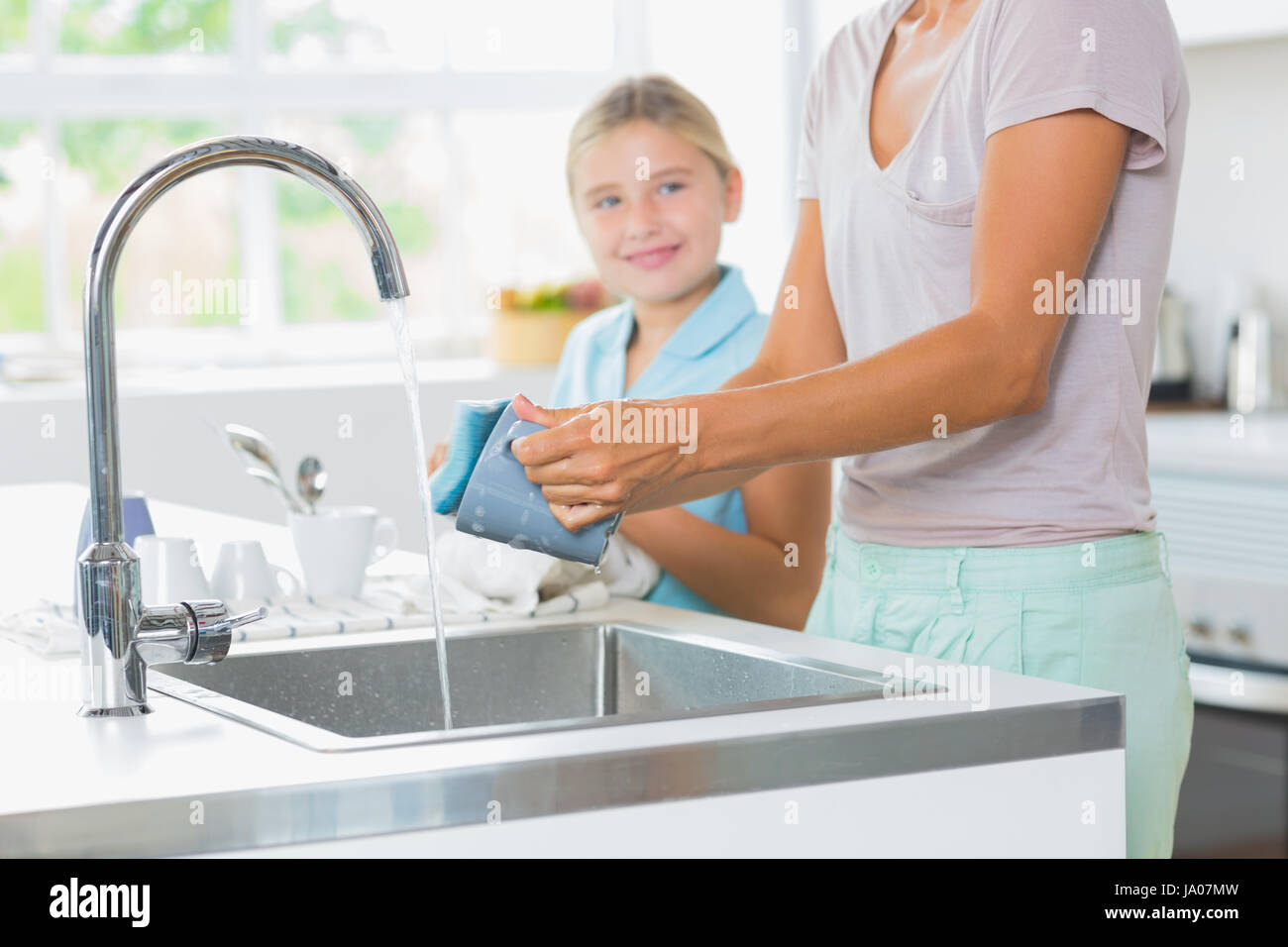 Do the washing предложения. Мытье посуды. Do washing up картинки. Женщина моющая посуду. Картинки мытье посуды с мамой.