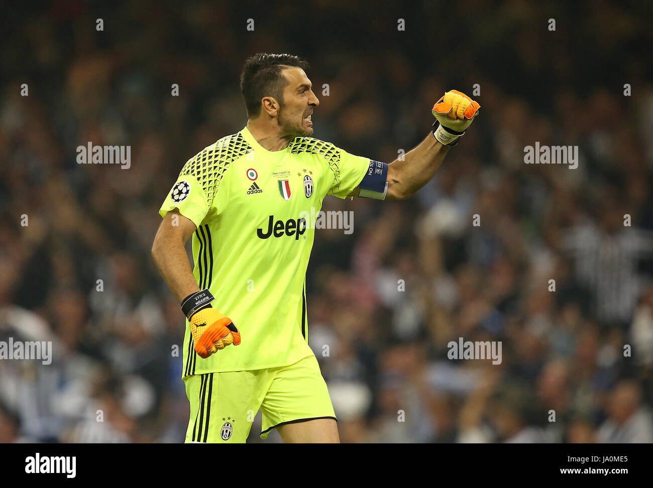 03.06.2017, Fussball UEFA Champions-League Finale 2017, Juventus Turin -  Real Madrid, im National Stadium of Wales in Cardiff. Jubel Torwart  Gianluigi Buffon (Juventus Turin) zum Tor zum 1:1 Photo: Cronos/MIS Stock  Photo - Alamy