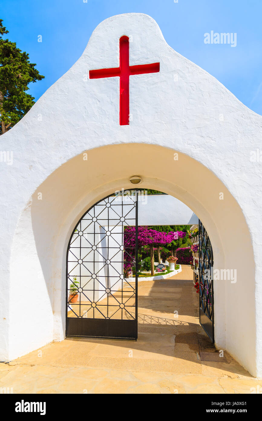 White entrance gate hi-res stock photography and images - Alamy