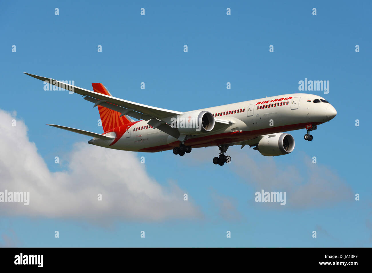 London Heathrow, Großbritannien - 25. Mai 2013: Eine Boeing 787 Dreamliner der Air India mit der Kennung VT-ANK landet auf dem Flughafen London Heathrow (LHR). Die Boeing 787 Dreamliner ist das erste Flugzeug, dessen Rumpf aus kohlenstofffaserverstärktem Kunststoff besteht. Air India ist die nationale Fluggesellschaft von Indien. Sie betreibt 99 Flugzeuge. Stock Photo