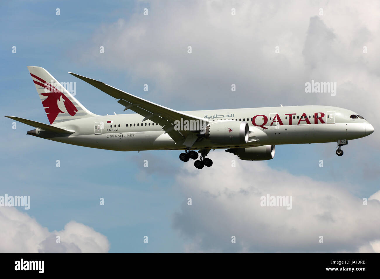 London Heathrow, Großbritannien - 25. Mai 2013: Eine Boeing 787 Dreamliner der Qatar Airways mit der Kennung A7-BCC landet auf dem Flughafen London Heathrow (LHR). Die Boeing 787 Dreamliner ist das erste Flugzeug, dessen Rumpf aus kohlenstofffaserverstärktem Kunststoff besteht. Qatar Airways ist die nationale Fluggesellschaft von Katar mit Sitz in Doha. Sie betreibt 124 Flugzeuge. Stock Photo