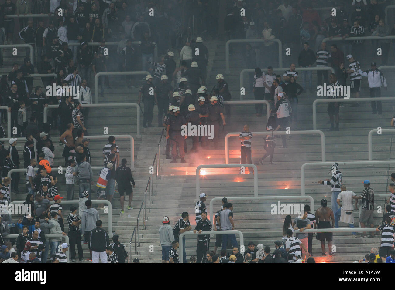 Sao Paulo Sp 03 06 17 Corinthians X Santos Military Police Put Out Flags In Corinthians Fans During The Match Between Corinthians Vs Santos Held At Corinthians Arena East Zone Of Sao