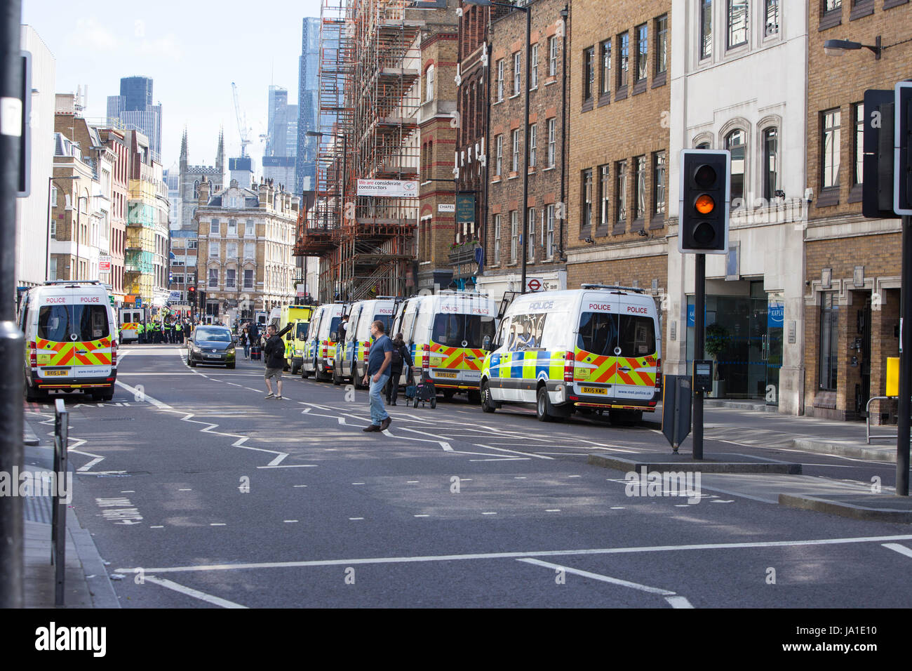 London, UK. 04th June, 2017. 9.30 am  Morning after Terror attack on Saturday June 03.06.2017, London, Borough High Street, Borough Market, London, UK, June 04.06.2017, there is still a heavy police presence and the road and Borough High Street is cordoned off just in front of Borough Market. Apart from plenty of policemen, there are camera men and few scattered civilians hanging around.Credit: Katja Heber/Alamy Live News Stock Photo