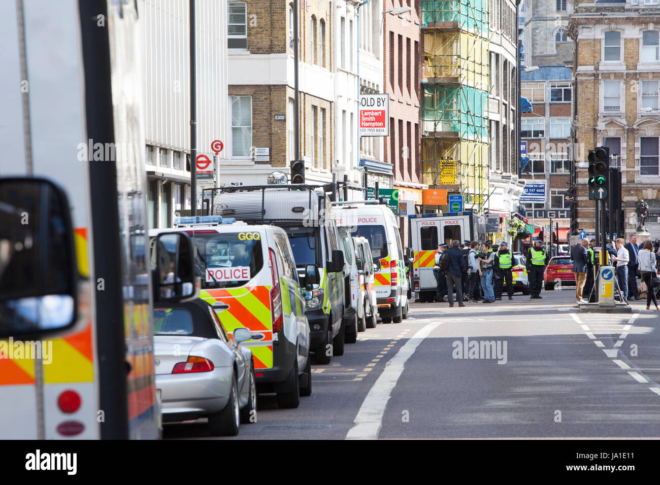 London, UK. 04th June, 2017. Morning after Terror attack on Saturday June 03.06.2017, London, Borough High Street, Borough Market, London, UK, June 04.06.2017, there is still a heavy police presence and the road and Borough High Street is cordoned off just in front of Borough Market. Apart from plenty of policemen, there are camera men and few scattered civilians hanging around. Credit: Katja Heber/Alamy Live News Stock Photo