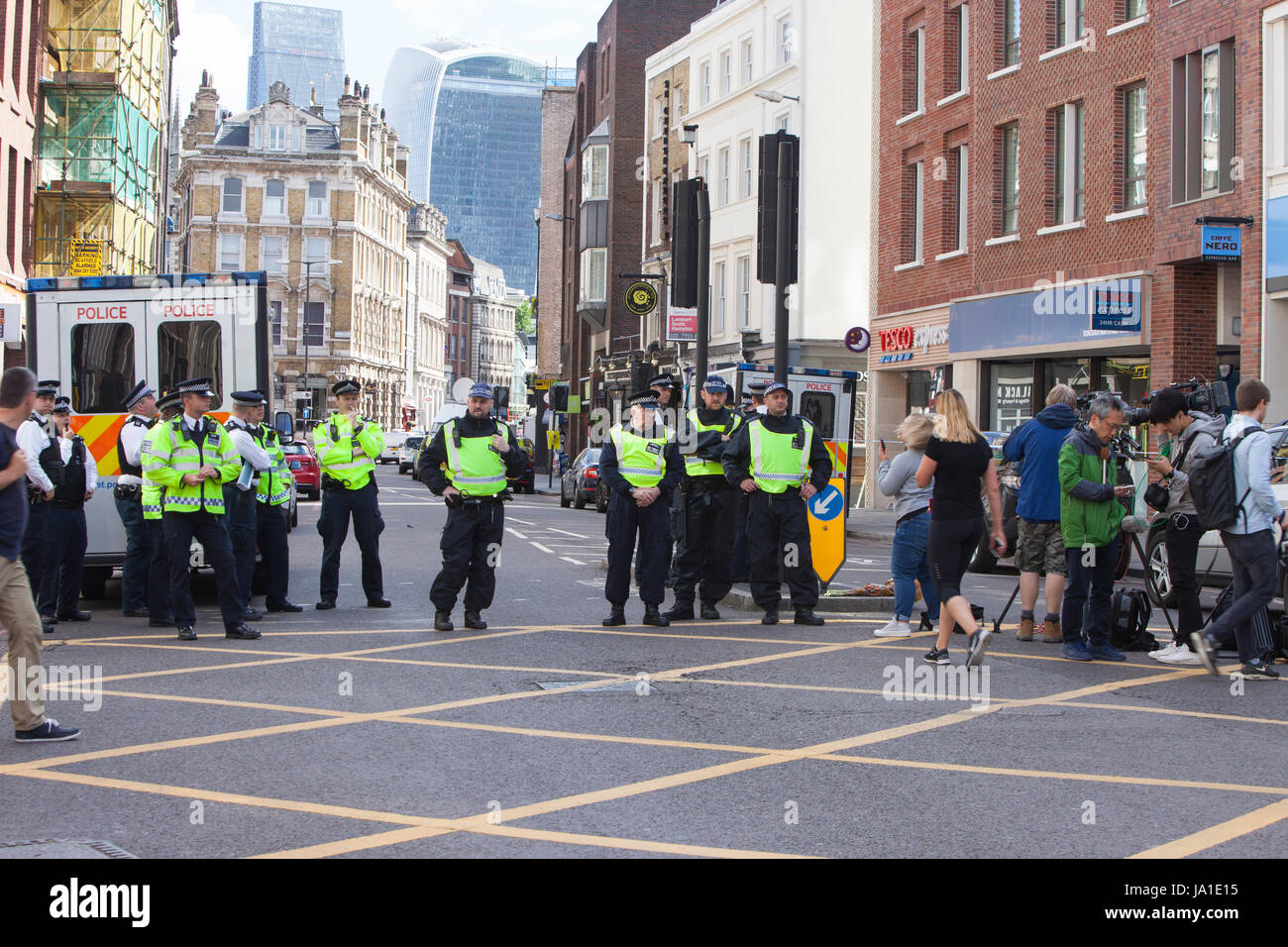 London, UK. 04th June, 2017. Morning after Terror attack on Saturday June 03.06.2017, London, Borough High Street, Borough Market, London, UK, June 04.06.2017, there is still a heavy police presence and the road and Borough High Street is cordoned off just in front of Borough Market. Apart from plenty of policemen, there are camera men and few scattered civilians hanging around. Credit: Katja Heber/Alamy Live News Stock Photo