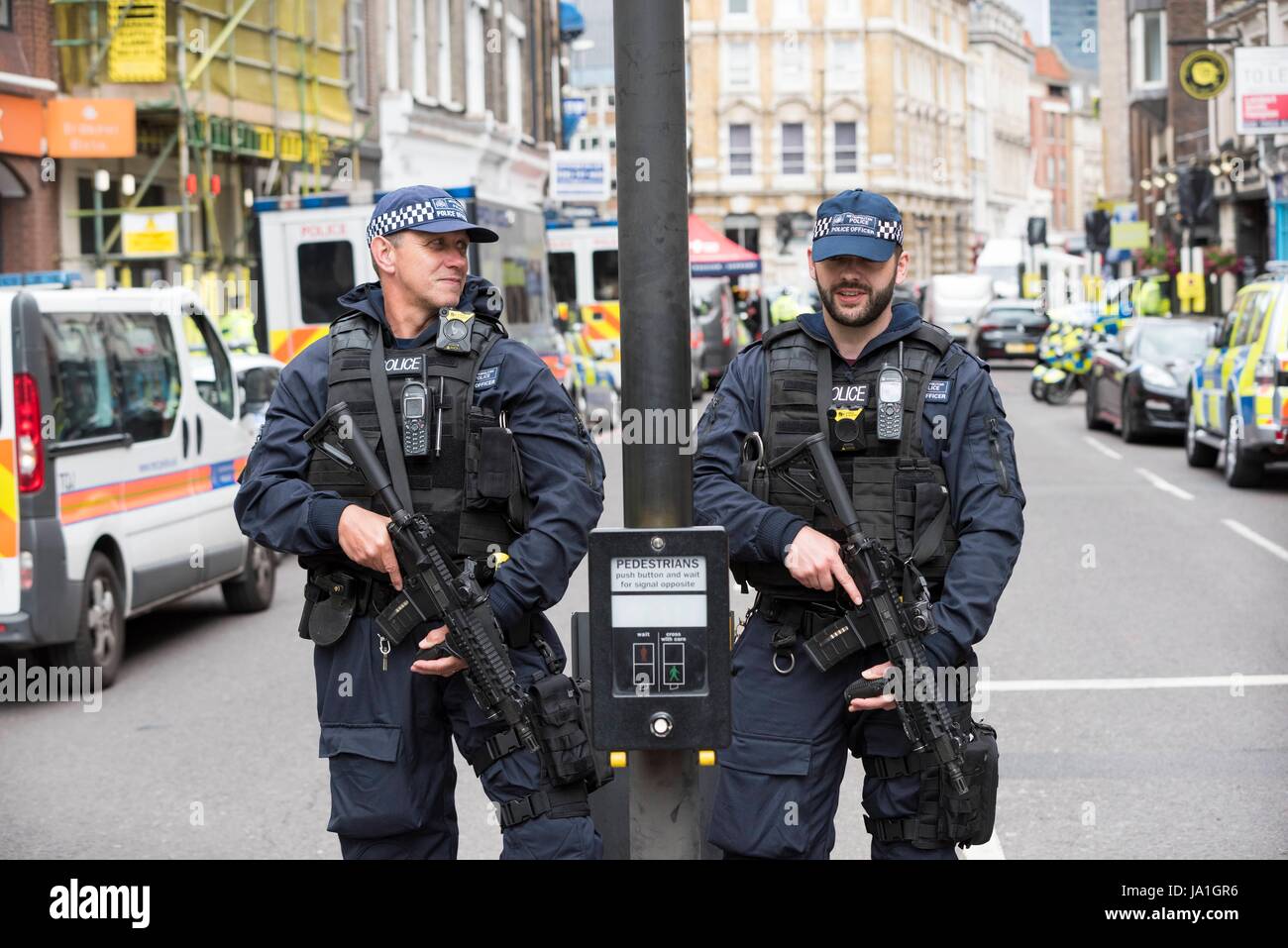 London, United Kingdom Of Great Britain And Northern Ireland. 04th June, 2017. Investigation continues the day after Terror attack in London Bridge and Borough Market. London, UK 04/06/2017 | usage worldwide Credit: dpa/Alamy Live News Stock Photo