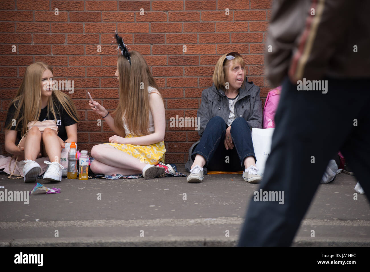 Trafford, Manchester, UK 04th June, 2017 People queue as people arrive ...