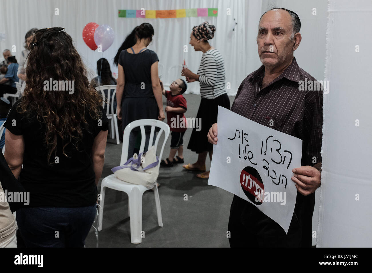 Jerusalem, Israel. 4th June, 2017. As resignation of six senior doctors and three resident doctors from the Hadassah Medical Center Pediatric Hemato Oncology department comes into force, following intense disagreements with Hadassah Director Rothstein, parents of children in treatment set up a mock field hospital protesting Minister of Health, Litzman's, refusal to establish an equivalent department at Shaare Zedek Medical Center. Anxious parents await a Supreme Court decision to their petition against Health Minister Litzman as they are left with no other alternative for aiding their children Stock Photo