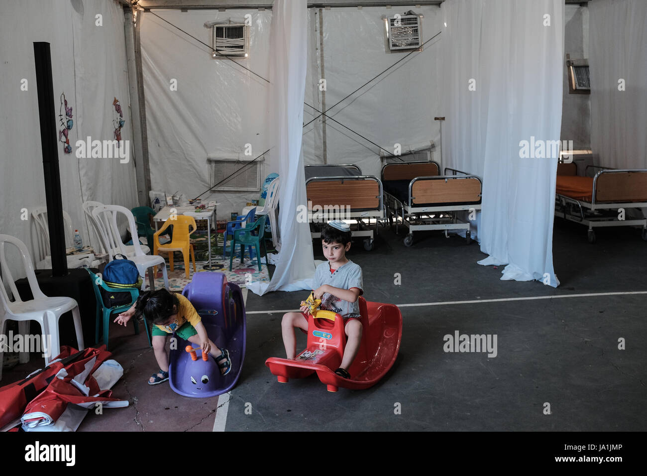 Jerusalem, Israel. 4th June, 2017. As resignation of six senior doctors and three resident doctors from the Hadassah Medical Center Pediatric Hemato Oncology department comes into force, following intense disagreements with Hadassah Director Rothstein, parents of children in treatment set up a mock field hospital protesting Minister of Health, Litzman's, refusal to establish an equivalent department at Shaare Zedek Medical Center. Anxious parents await a Supreme Court decision to their petition against Health Minister Litzman as they are left with no other alternative for aiding their children Stock Photo