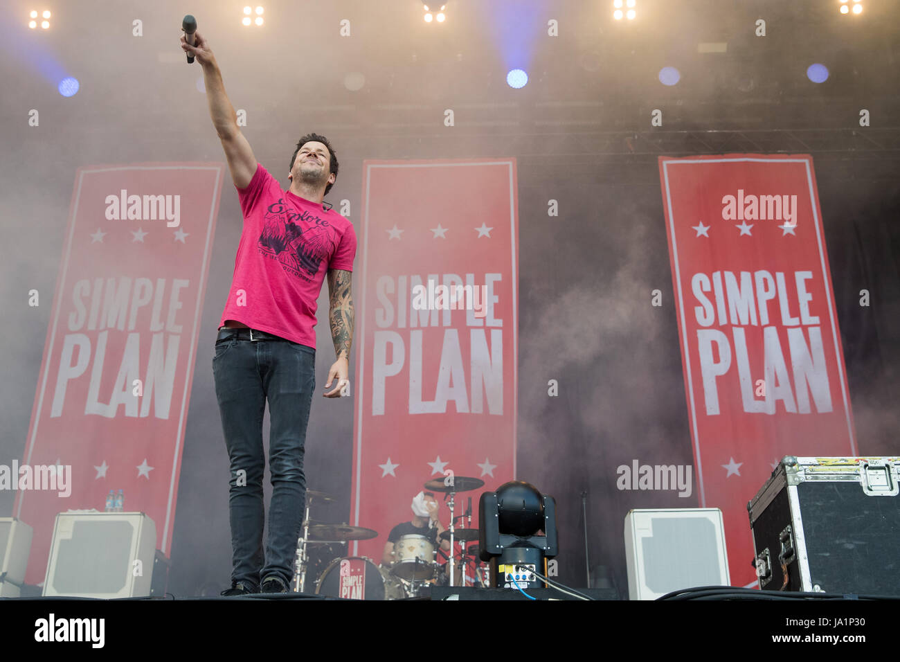 Simple plan band hi-res stock photography and images - Alamy