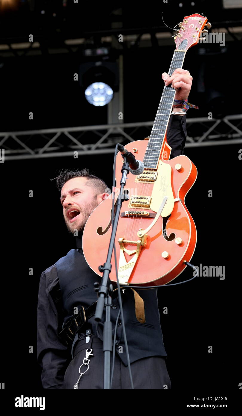 Common People Southampton - May 28 2017  Guitarist Luca Scaggiante with rock and roll band Black Kat Boppers  on stage, Southampton, Hampshire UK Stock Photo