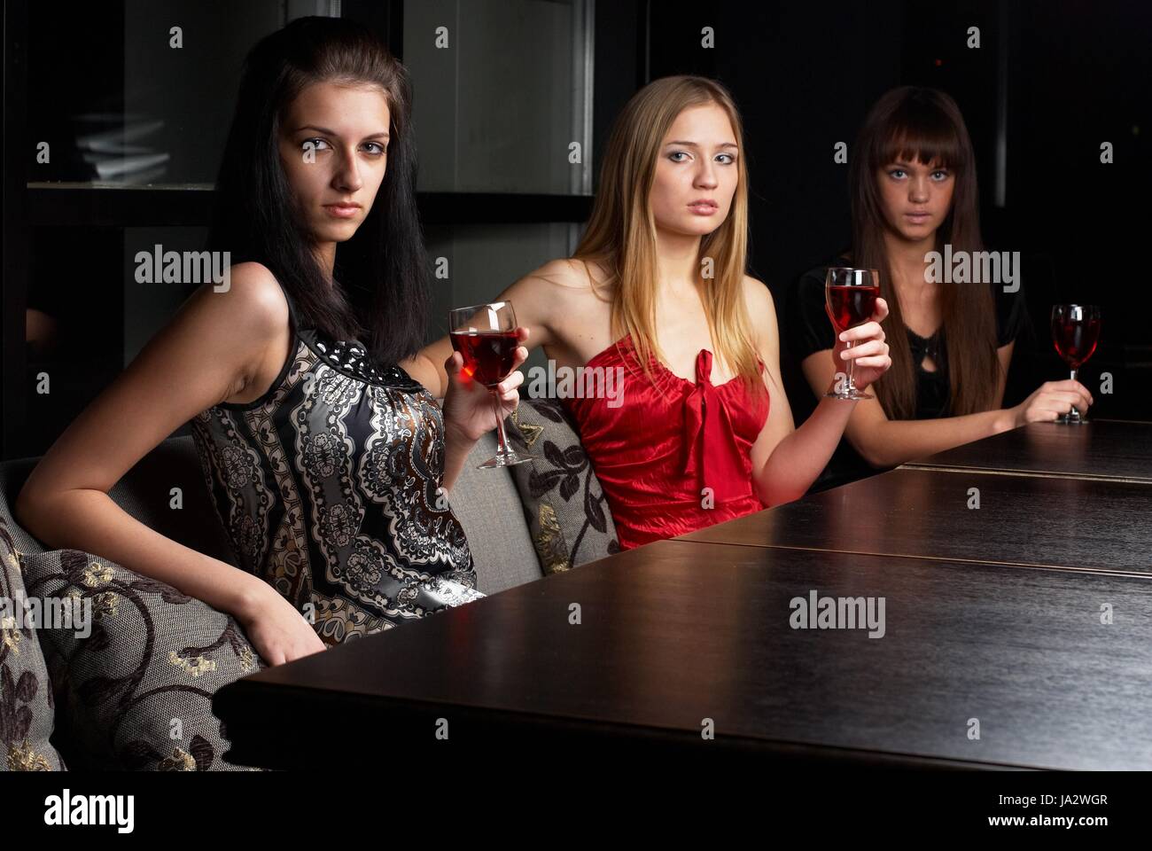 Камеди парень и три девушки после клуба. Подруги в баре. Три женщины в кафе. Девушка в ресторане. Три девушки в ресторане.
