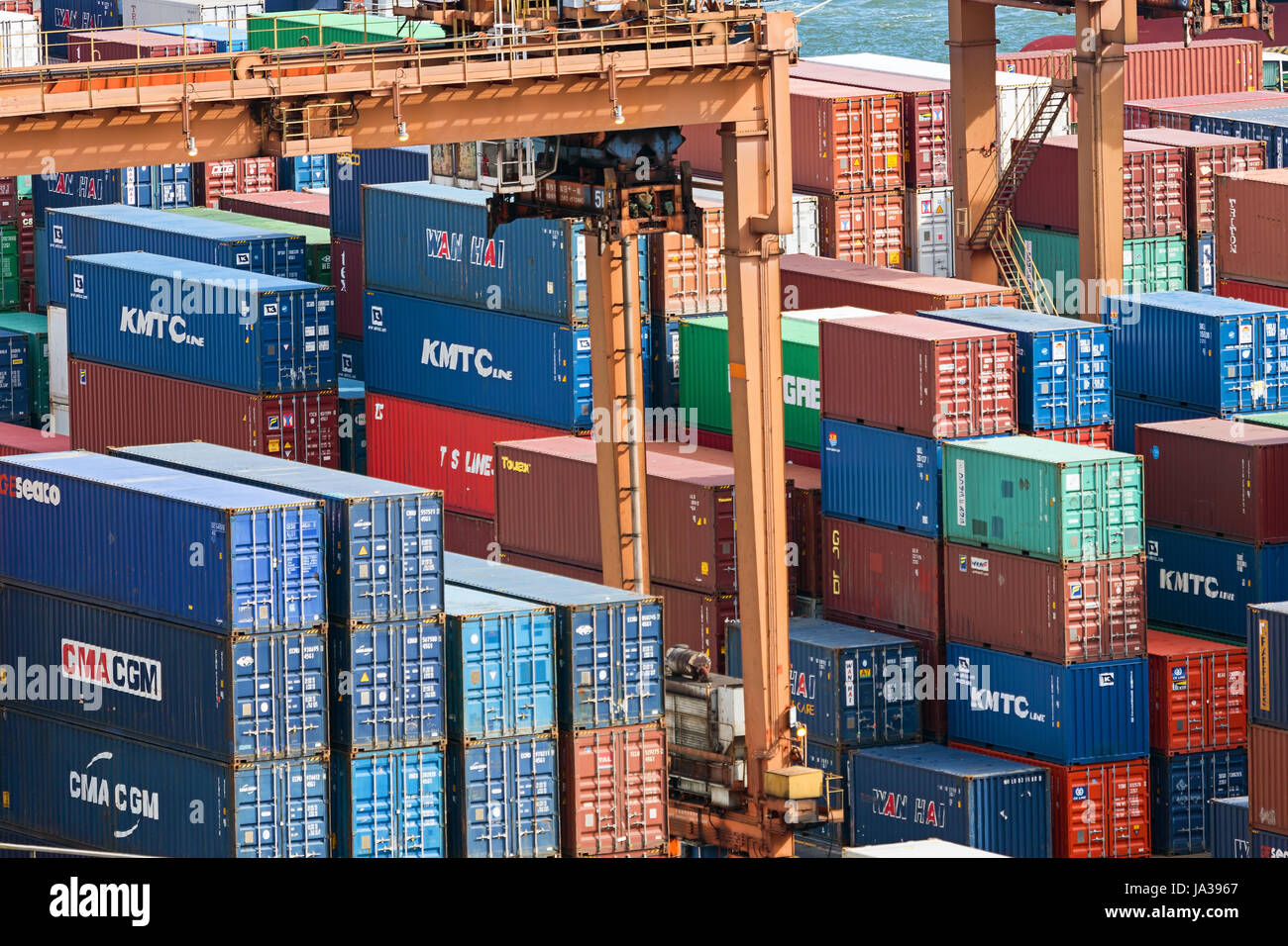 Hong kong shipping containers hi-res stock photography and images - Alamy