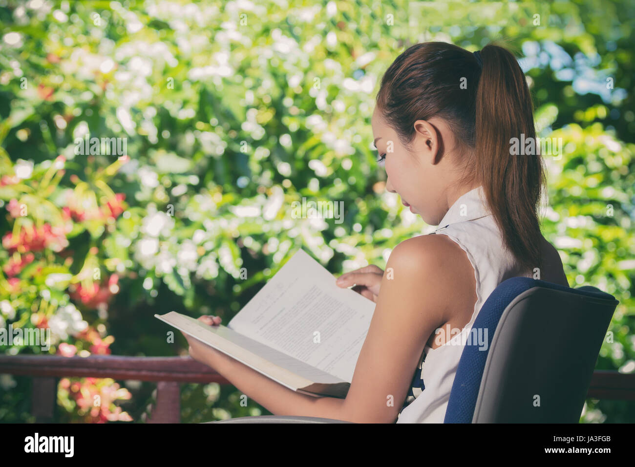 People Read In Garden Stock Photos People Read In Garden Stock