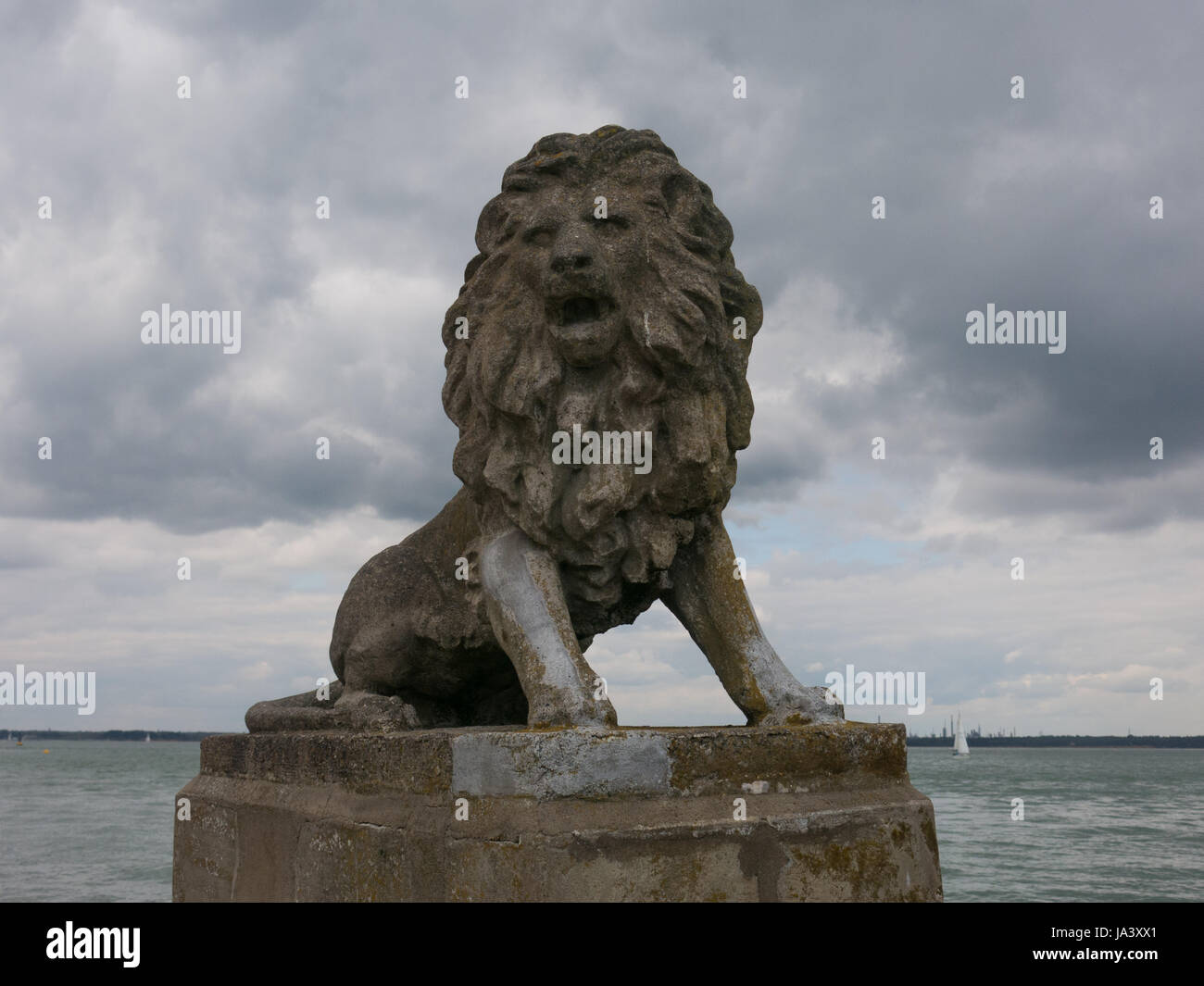 Statue of a lion hi-res stock photography and images - Alamy