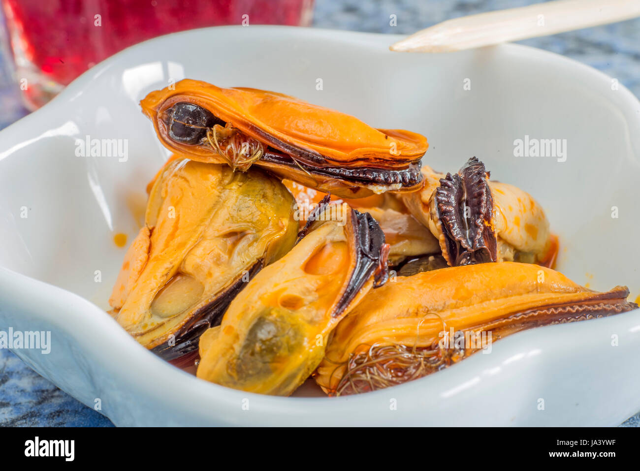 как очистить вареные мидии