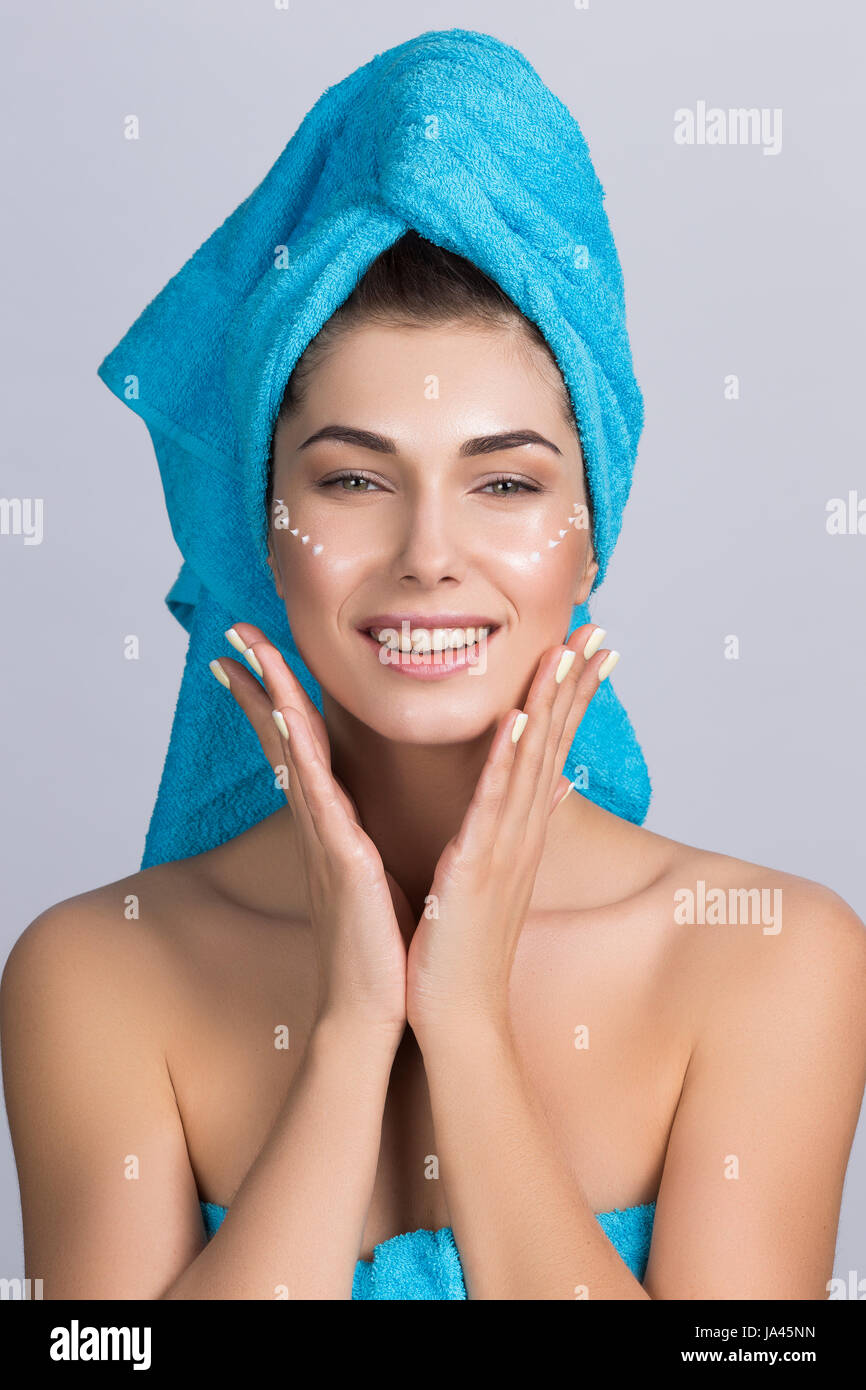 Applying lotion after shower hires stock photography and images Alamy