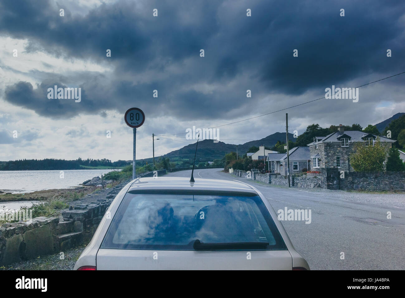 House beside lake view hi-res stock photography and images - Alamy
